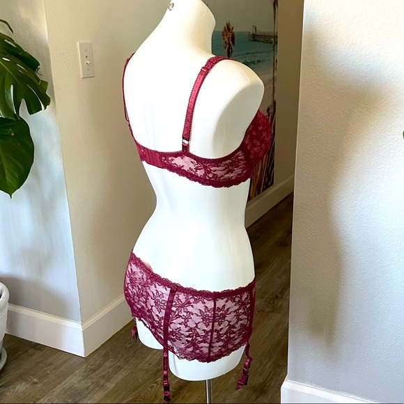 VS Garter Skirt Set - Picture 5 of 13